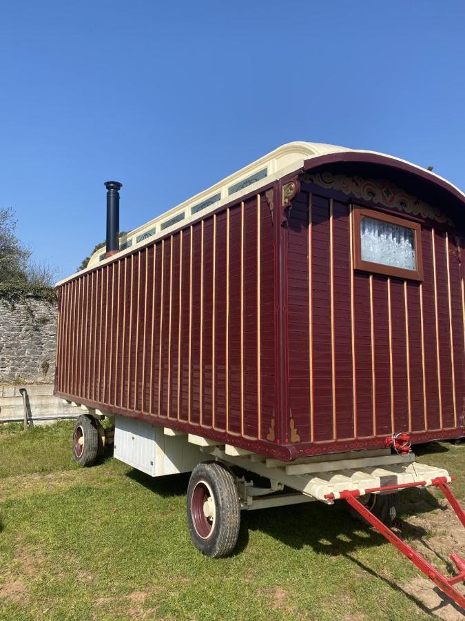 Vintage Showman'S Wagon For Two Close To Beach Plymouth Extérieur photo