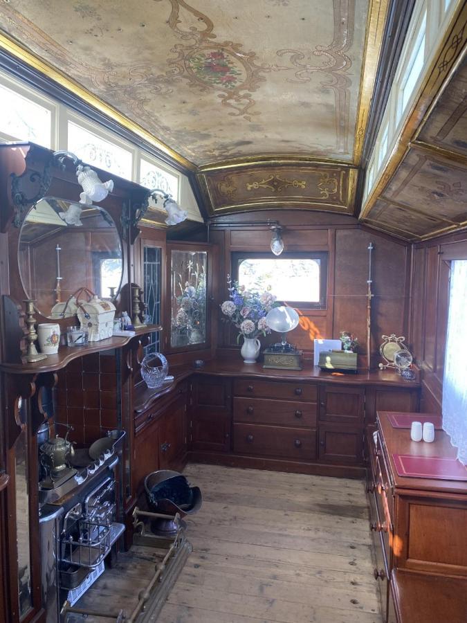 Vintage Showman'S Wagon For Two Close To Beach Plymouth Extérieur photo